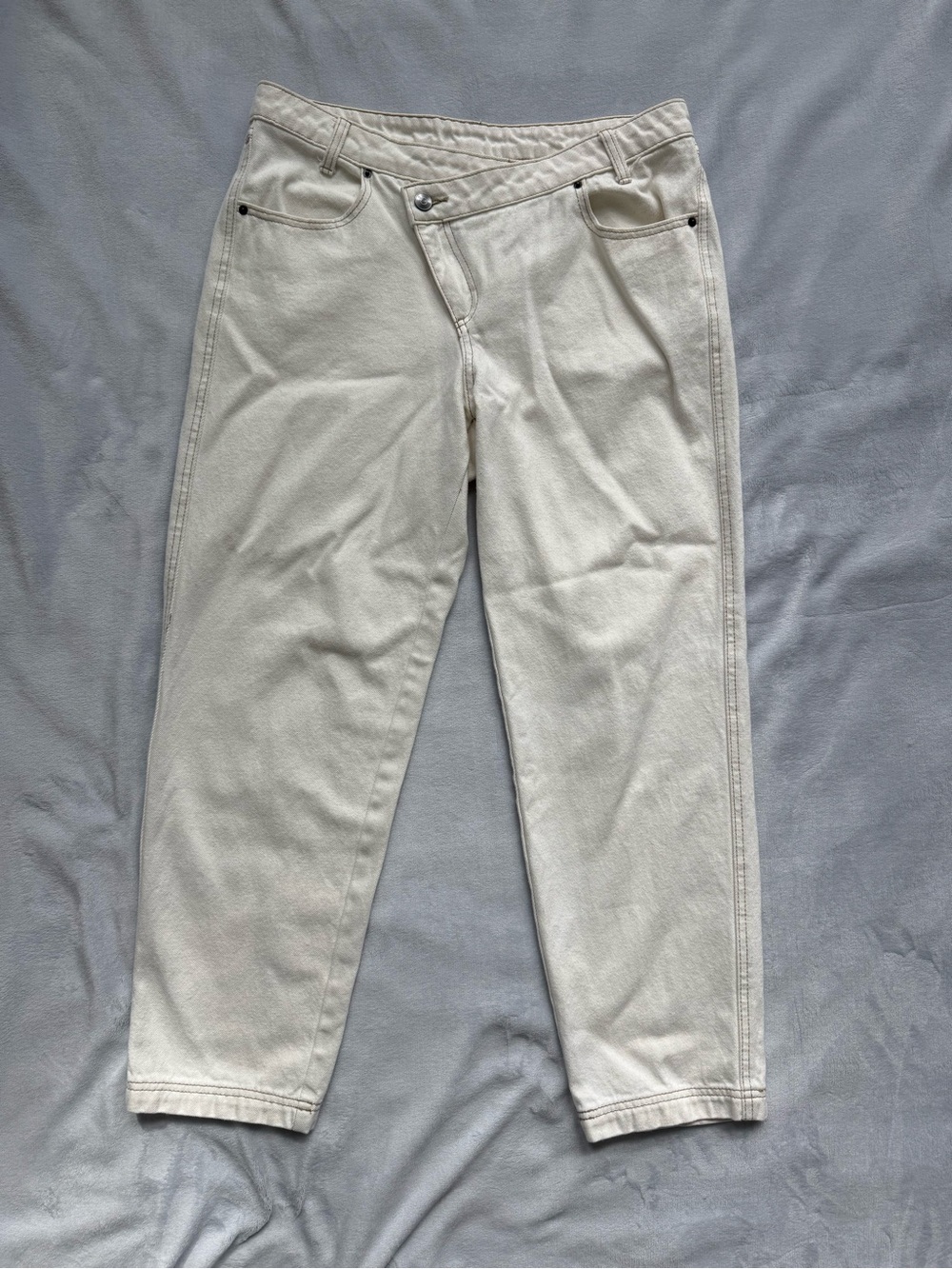 Women’s Asymetric Straight-Leg Jeans in Cream